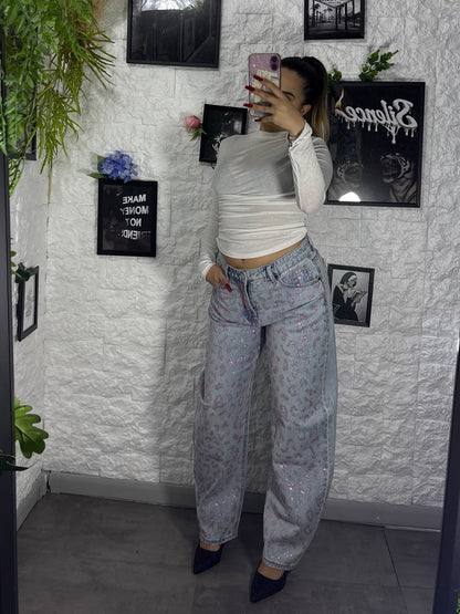 Jeans azzurro chiaro in denim baggy con brillantini rosa animalier
