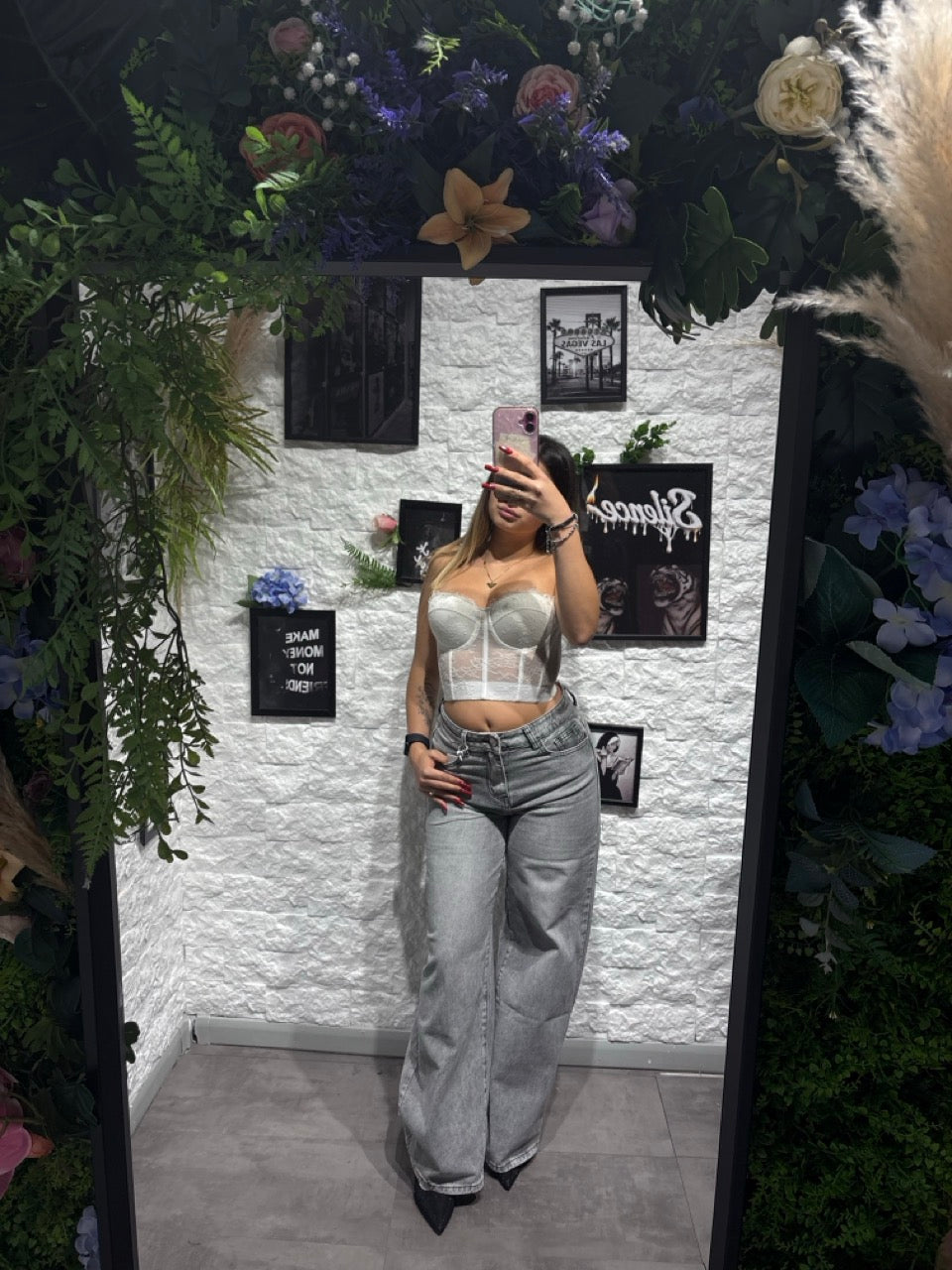 Jeans grigio slavato in denim baggy con tasca rosa con strass