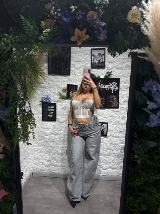 Jeans grigio slavato in denim baggy con tasca rosa con strass