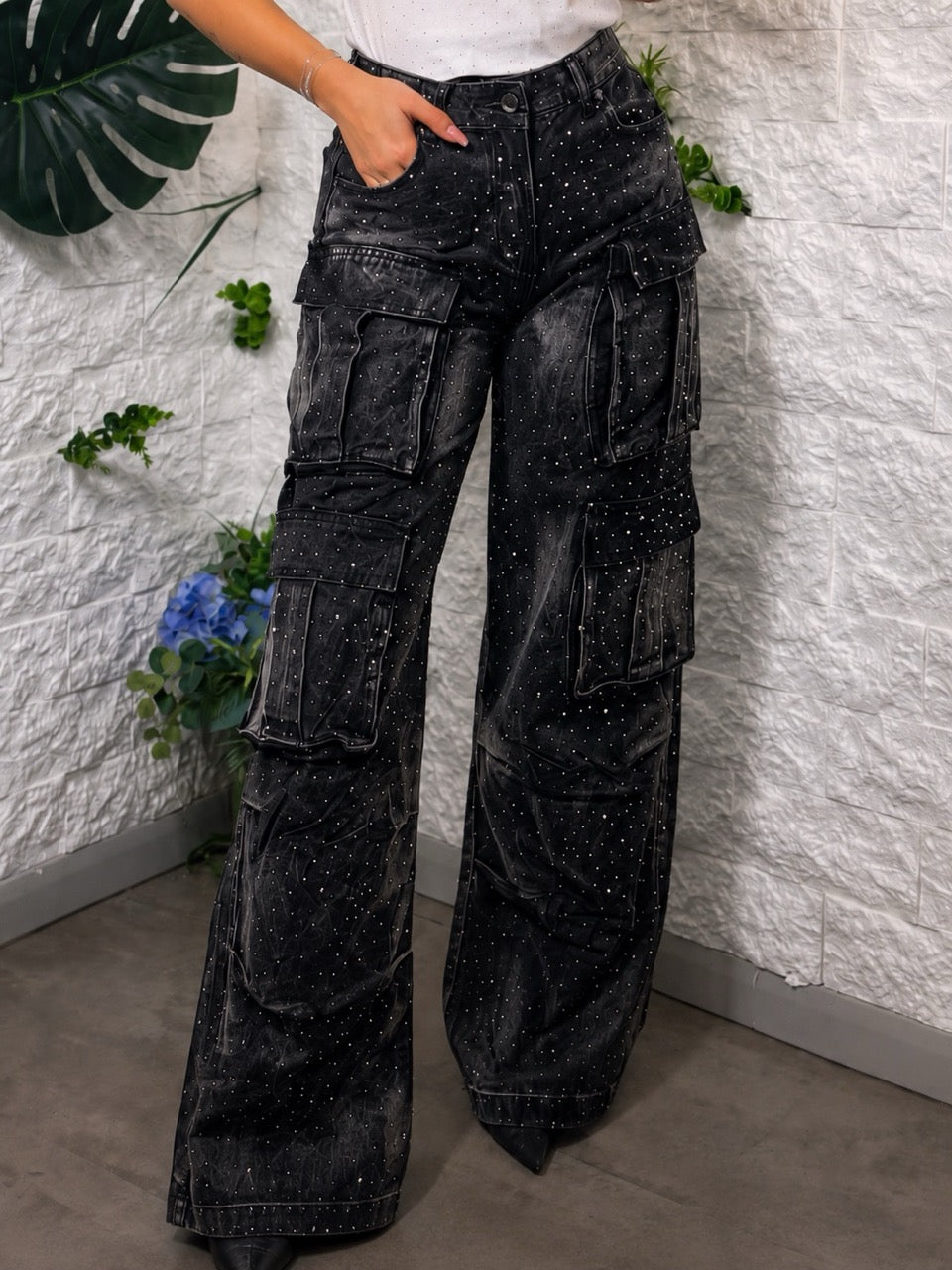 Jeans nero slavato in denim cargo a palazzo con brillantini