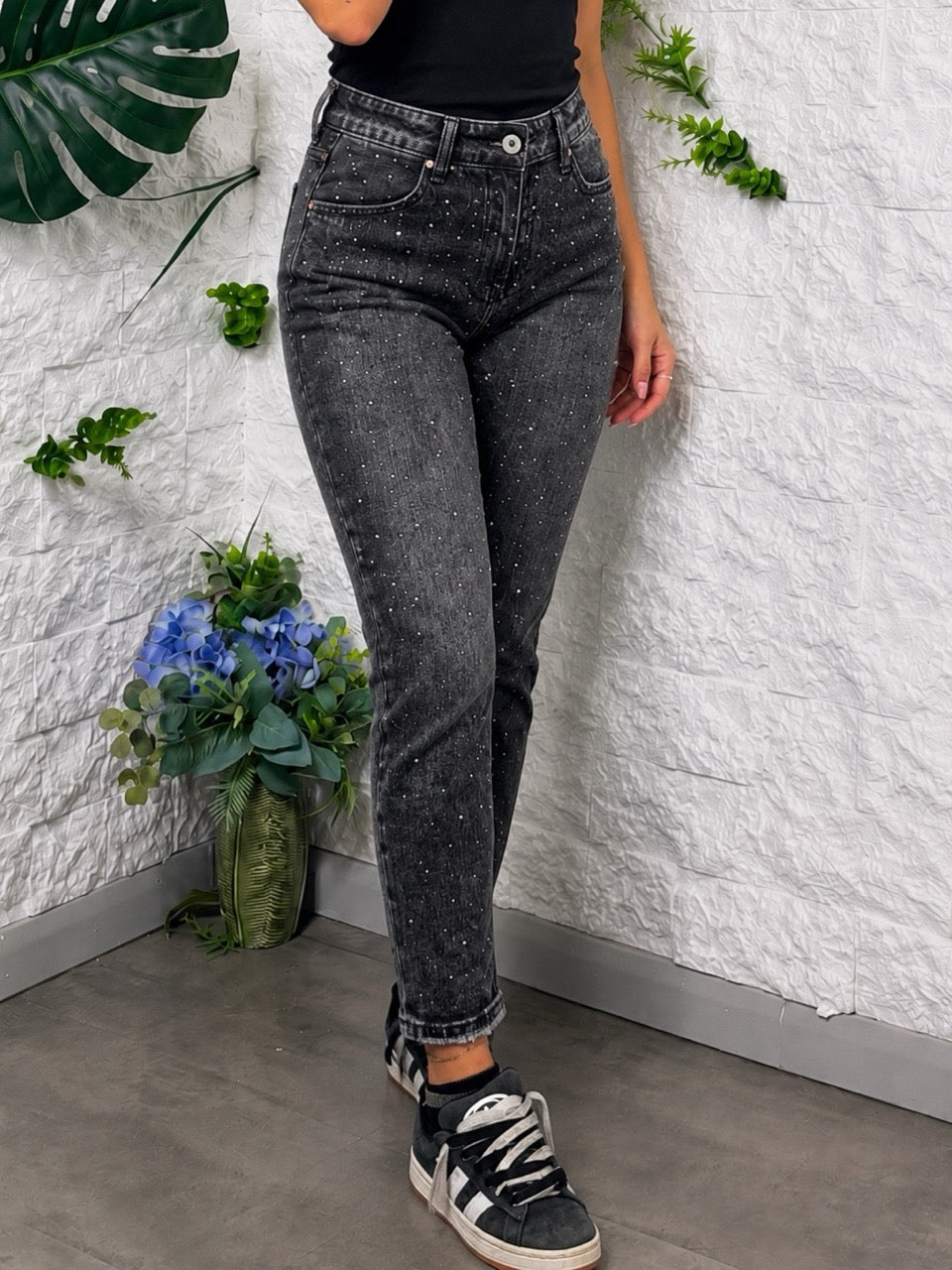 Jeans grigio slavato in denim slim con strass