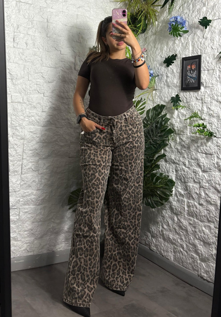 Jeans maculato in denim wide leg con gamba ampia