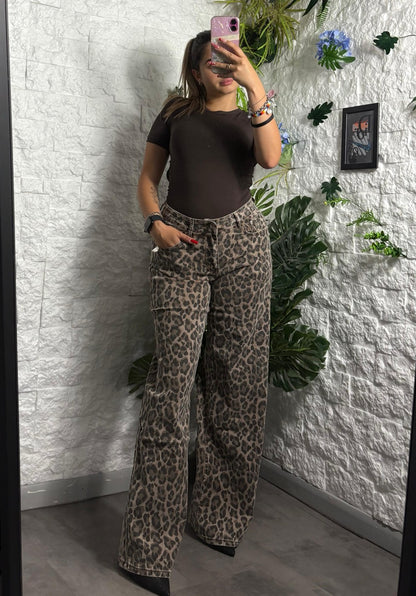 Jeans maculato in denim wide leg con gamba ampia