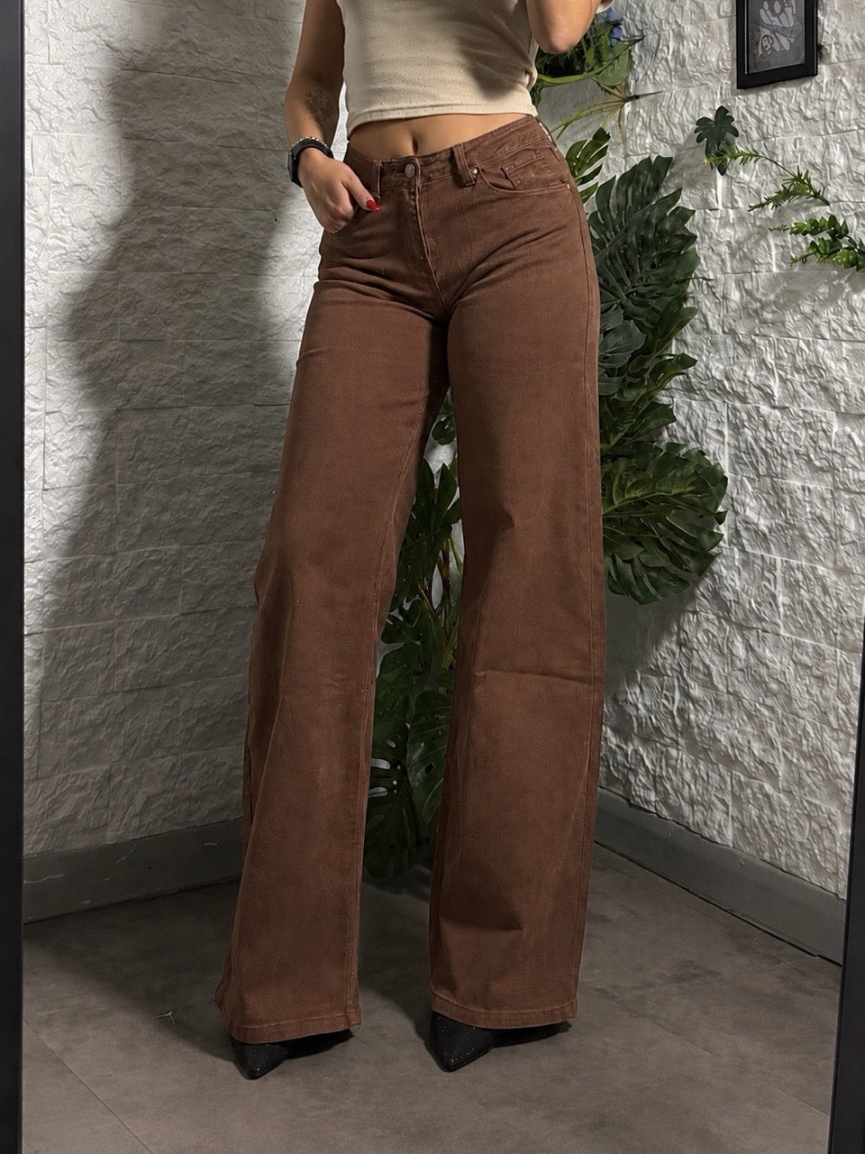 Jeans marrone cioccolato in denim a palazzo con vita alta