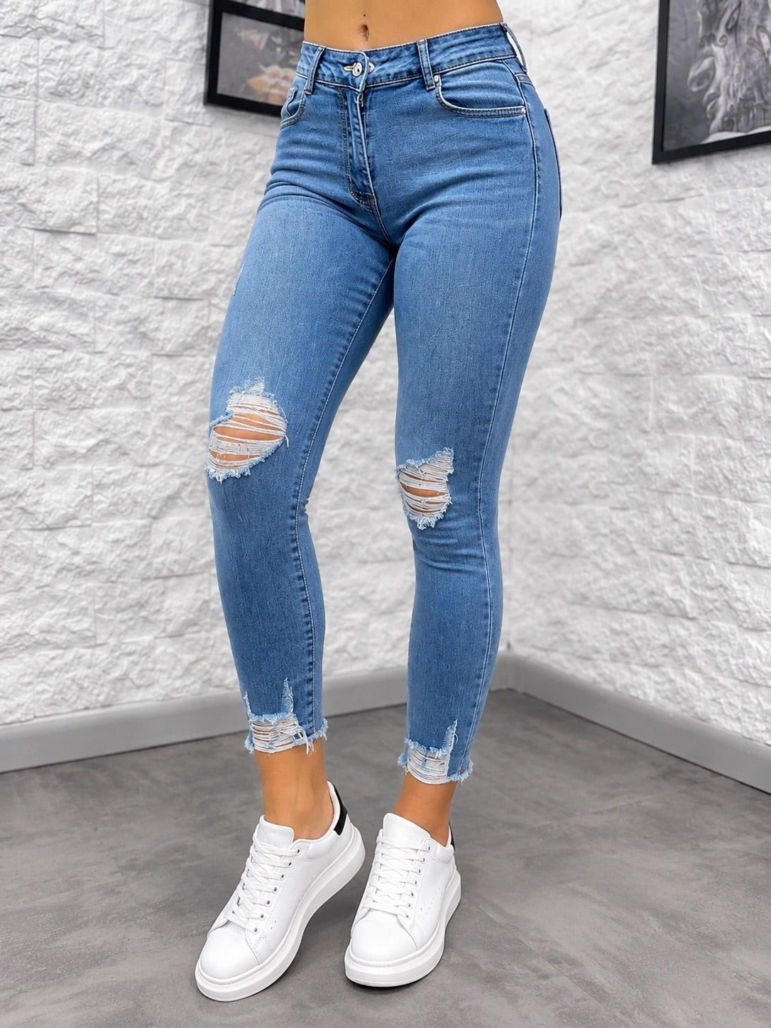 Jeans azzurro chiaro in denim skinny con strappi