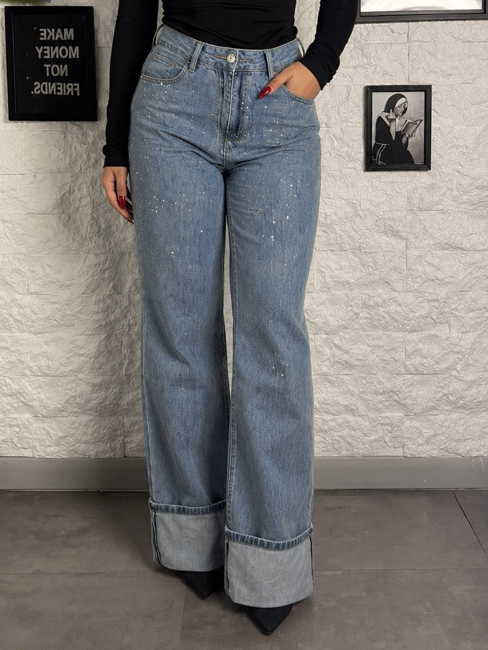 Jeans azzurro medio slavato in denim a palazzo con strass e risvolto