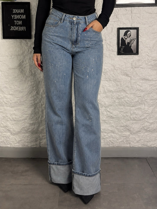 Jeans azzurro medio slavato in denim a palazzo con strass e risvolto