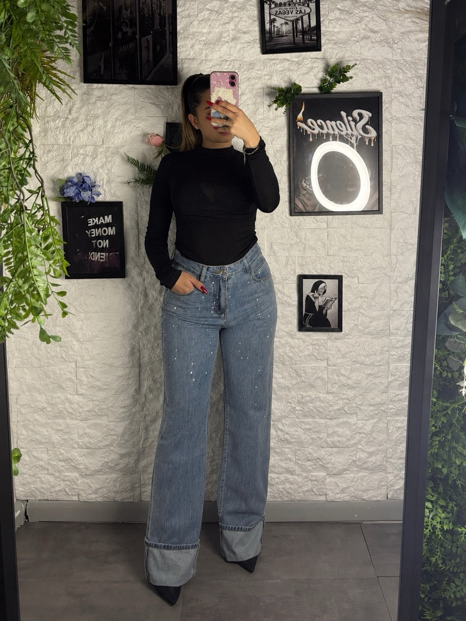 Jeans azzurro medio slavato in denim a palazzo con strass e risvolto