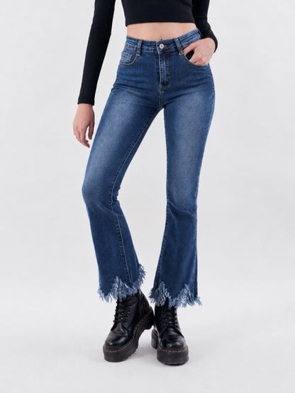 Jeans blu in denim a zampa con fondo sfrangiato