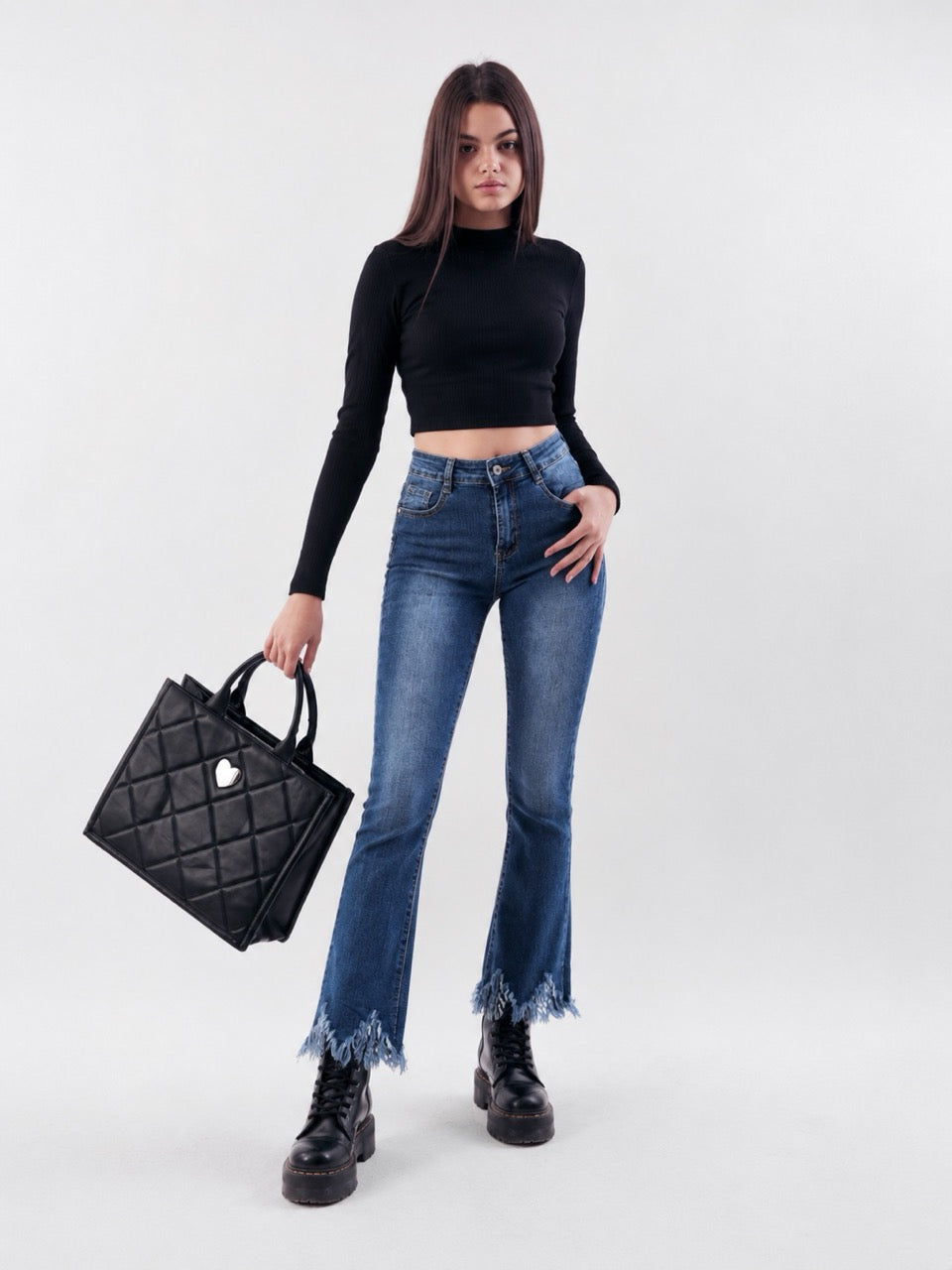 Jeans blu in denim a zampa con fondo sfrangiato