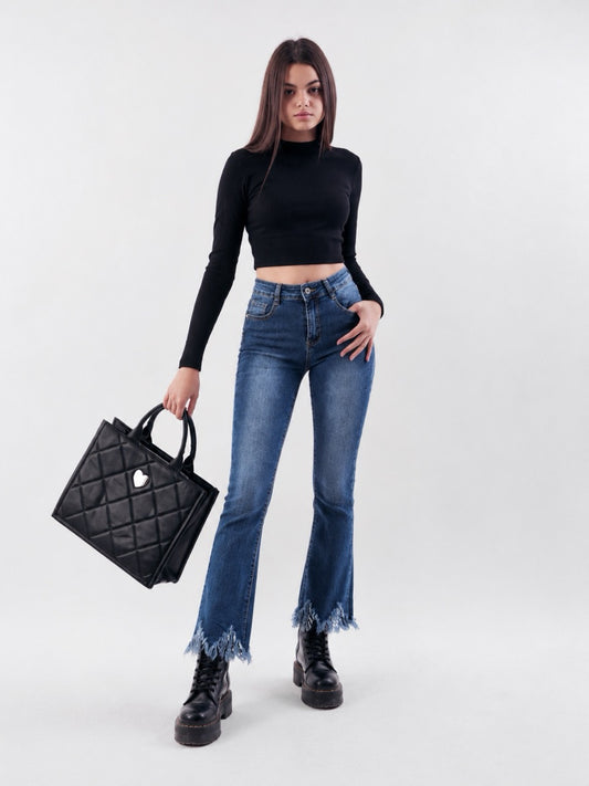 Jeans blu in denim a zampa con fondo sfrangiato
