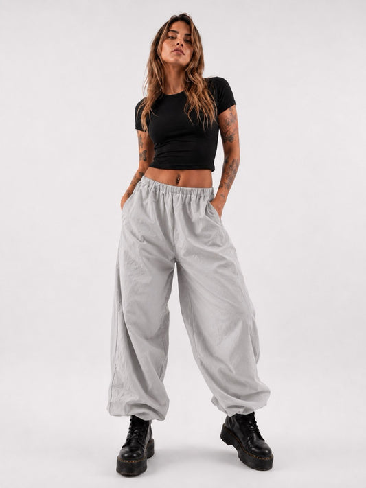 Pantalone parachute in tessuto tecnico con elastico sul fondo
