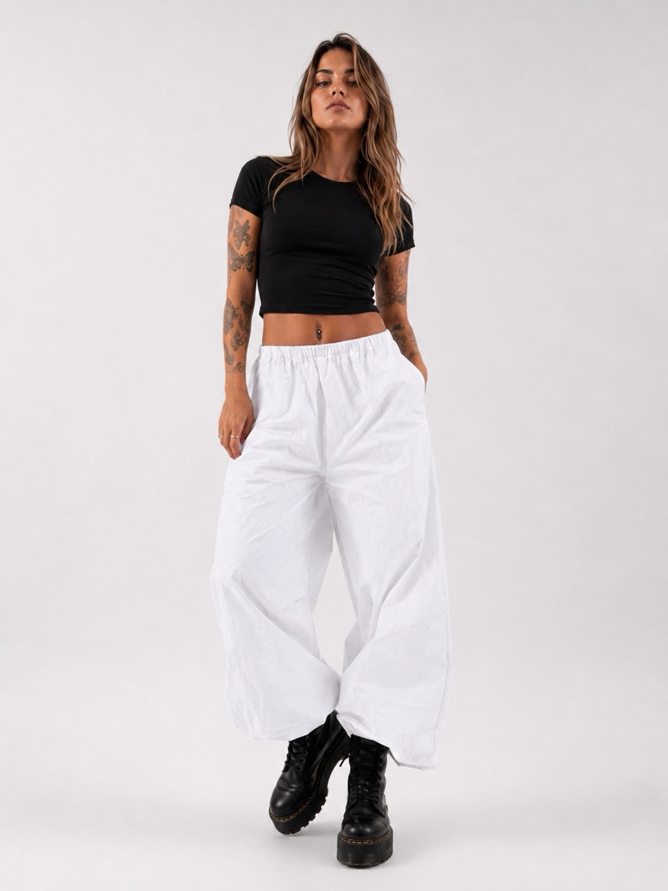 Pantalone parachute in tessuto tecnico con elastico sul fondo
