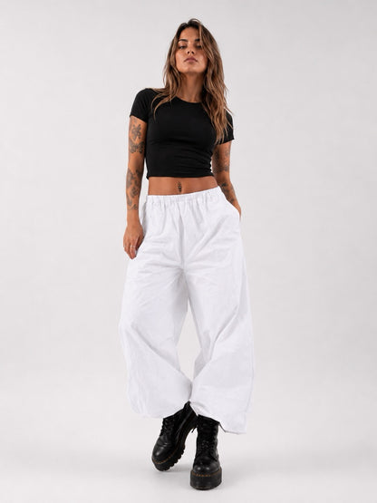 Pantalone parachute in tessuto tecnico con elastico sul fondo
