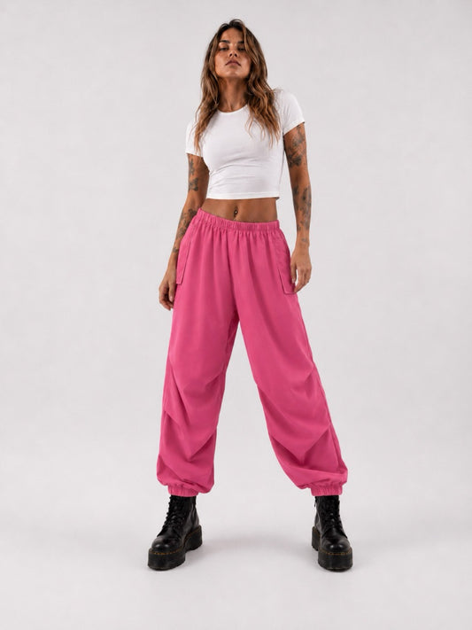 Pantalone fucsia parachute in tessuto tecnico con tasche laterali