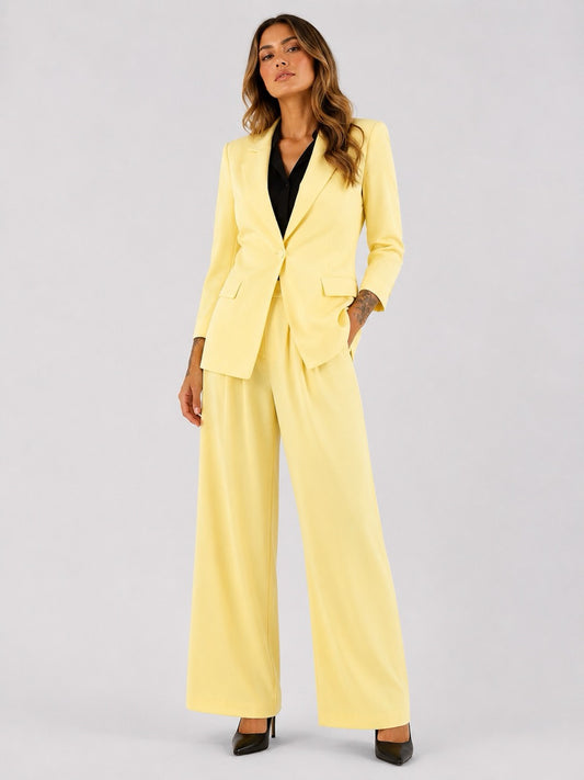 Completo in tinta unita con blazer monopetto e pantalone a palazzo