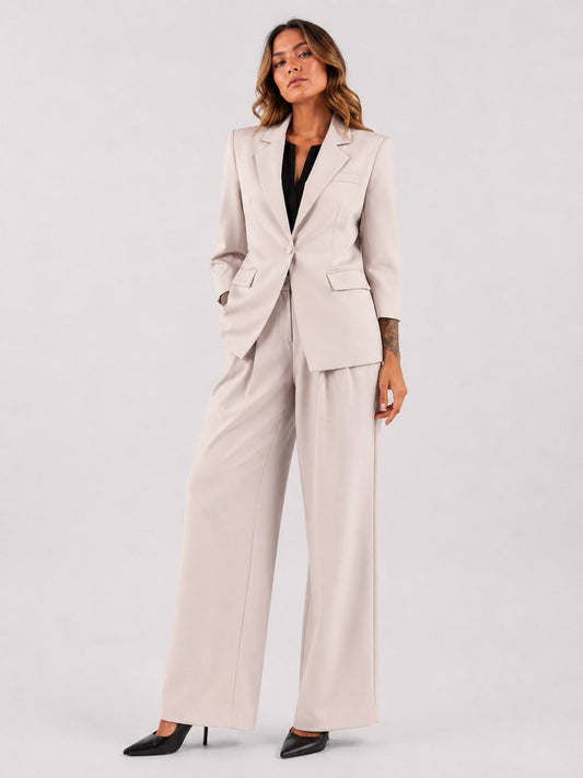 Completo in tinta unita con blazer monopetto e pantalone a palazzo