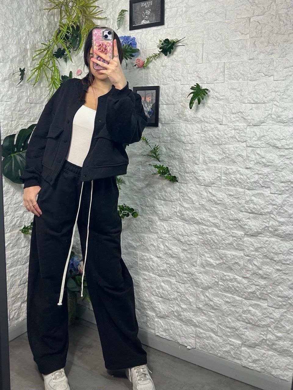 Completo in tuta con giacca college e pantalone a palazzo
