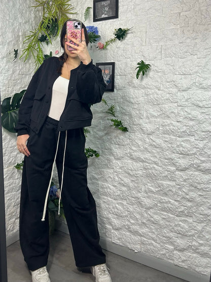Completo in tuta con giacca college e pantalone a palazzo