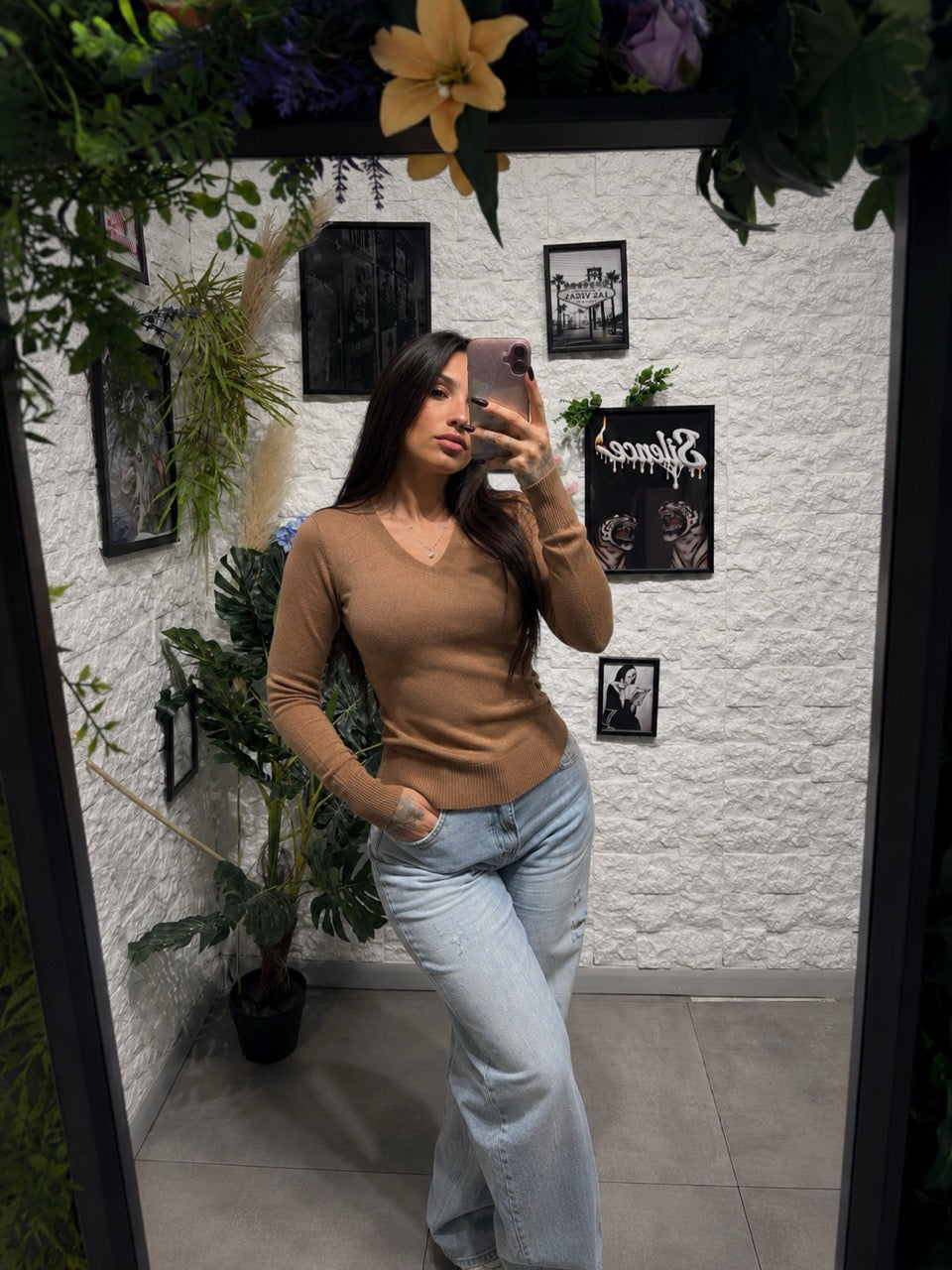 Maglione aderente in maglia elasticizzata con scollo a V