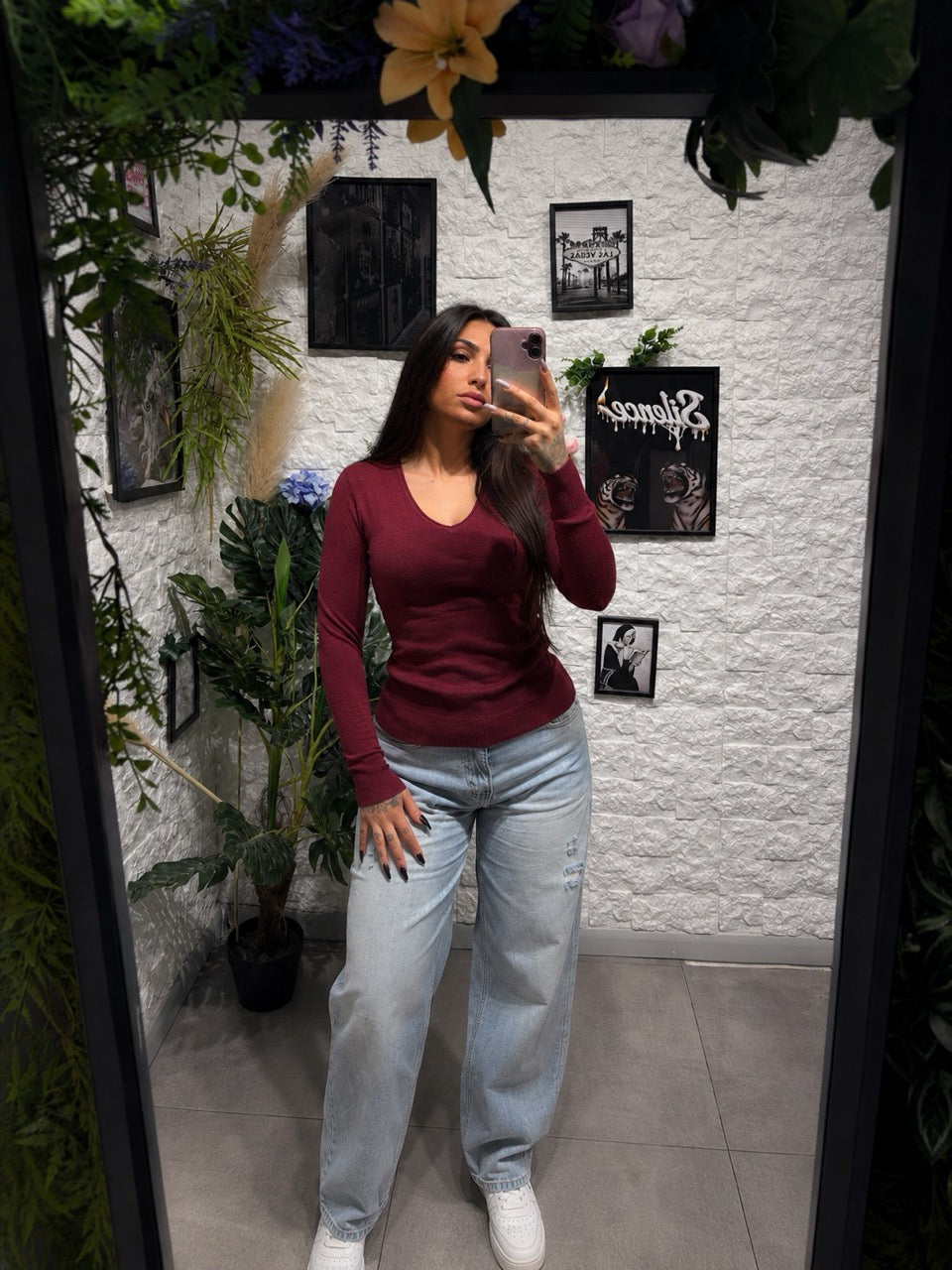 Maglione aderente in maglia elasticizzata con scollo a V