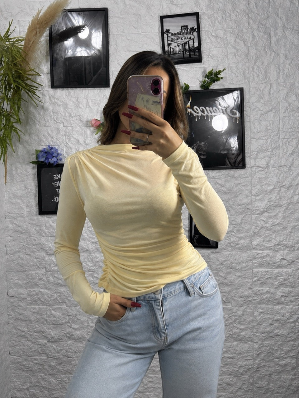 T-shirt leggera elasticizzata con mezzo collo alto e arricciature laterali