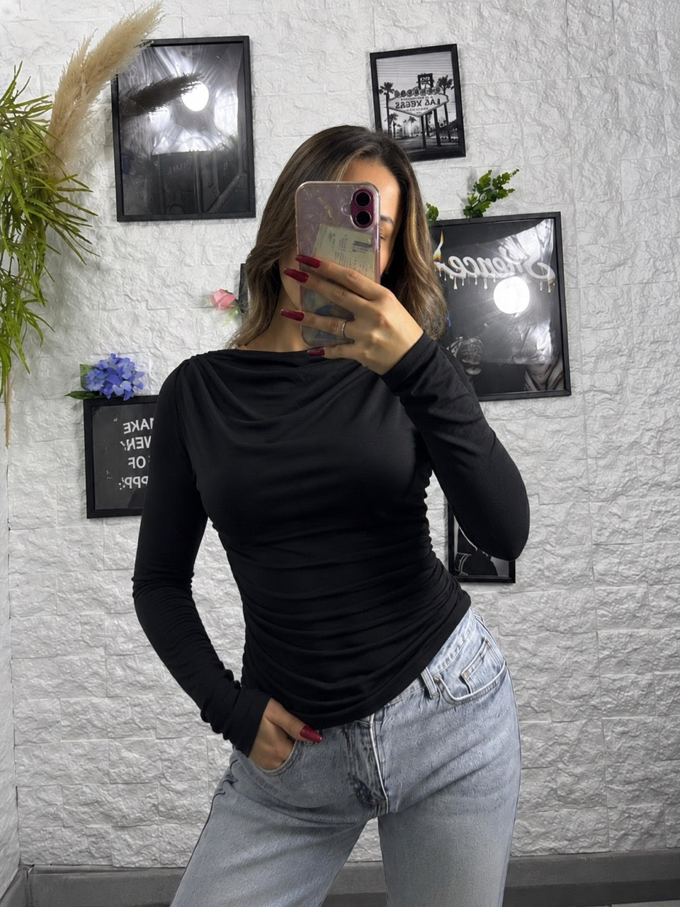 T-shirt leggera elasticizzata con mezzo collo alto e arricciature laterali
