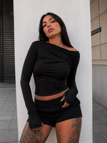 T-shirt bianca aderente con scollo asimmetrico e manica a guanto