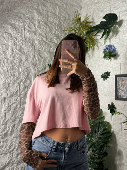 T-shirt crop in tinta unita con maniche leopardate in tulle