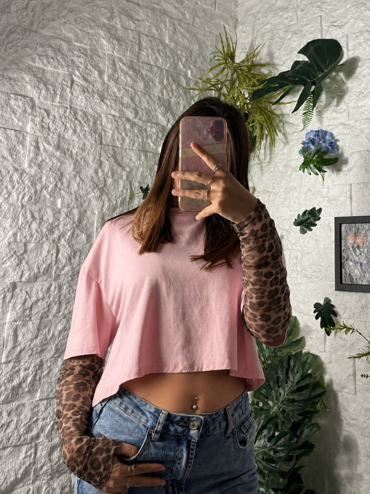 T-shirt crop in tinta unita con maniche leopardate in tulle