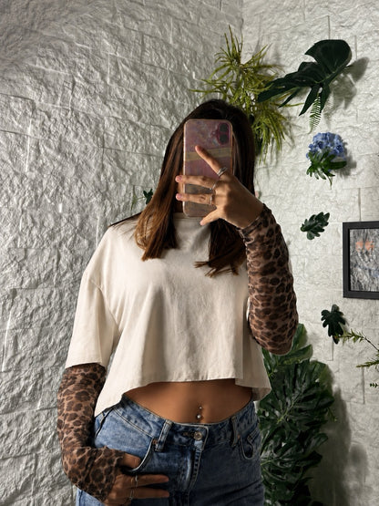 T-shirt crop in tinta unita con maniche leopardate in tulle