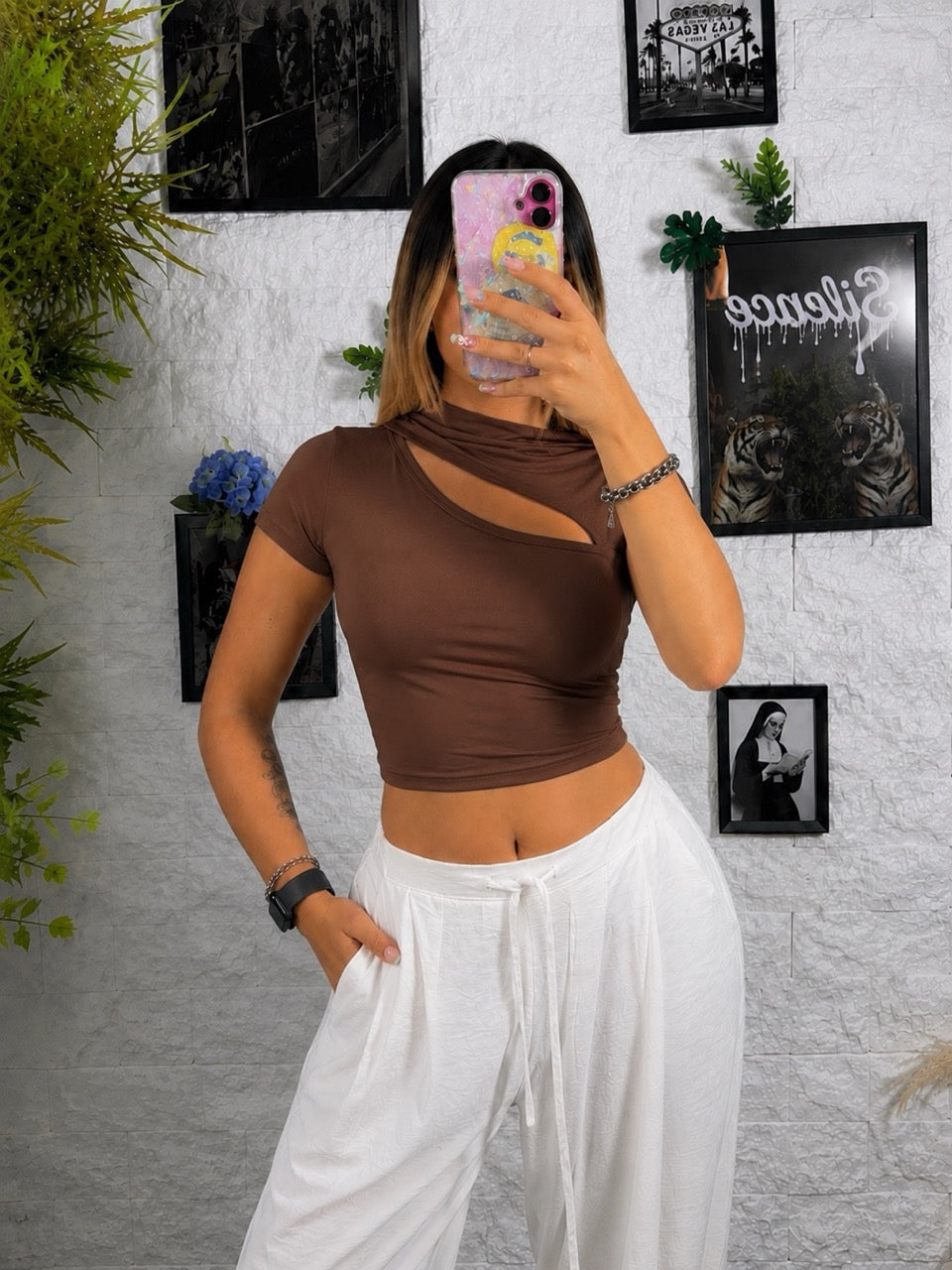 T-shirt crop in lycra con scollo asimmetrico e manica corta