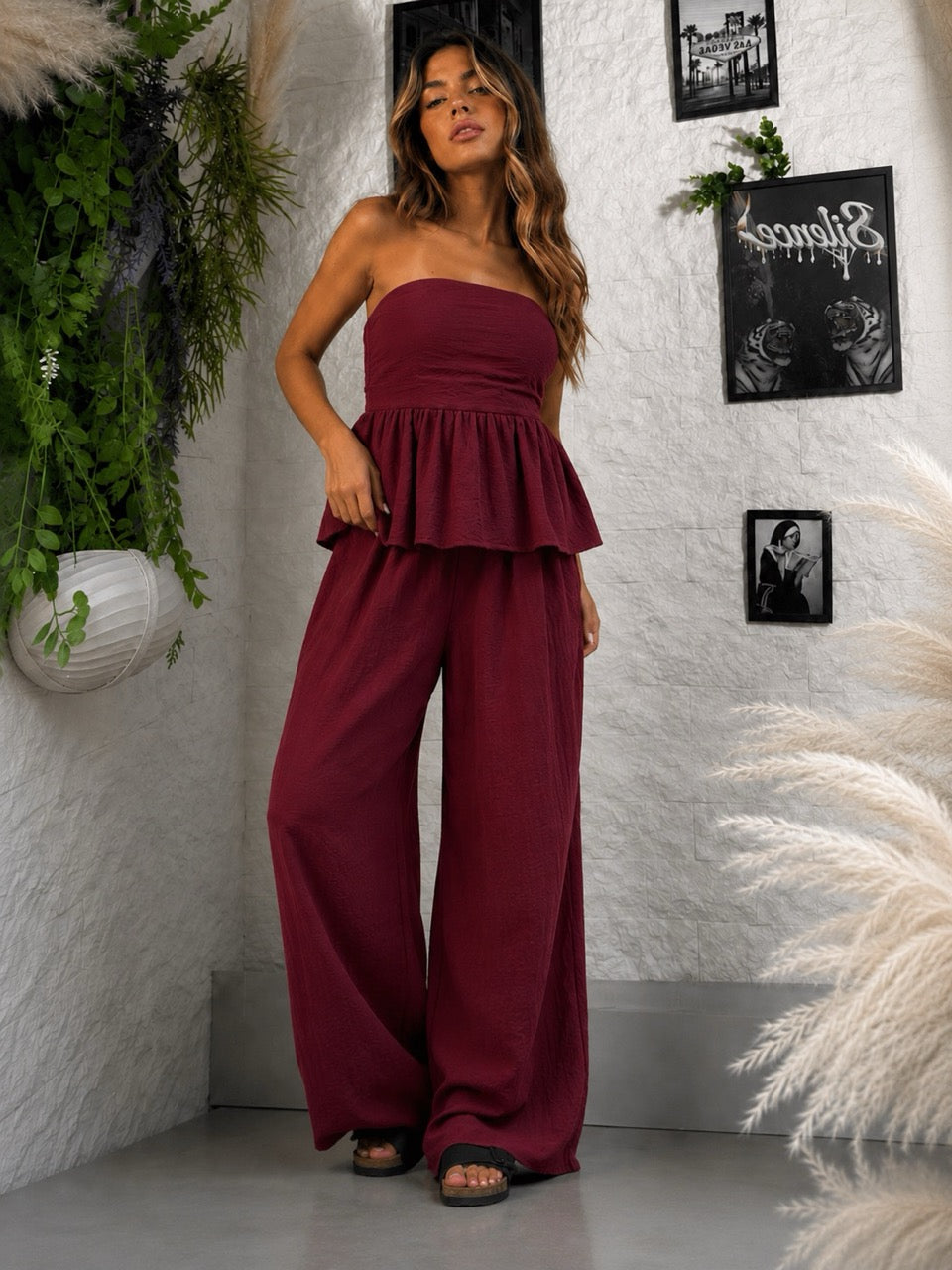 Coordinato in simil lino con top a fascia e pantaloni palazzo