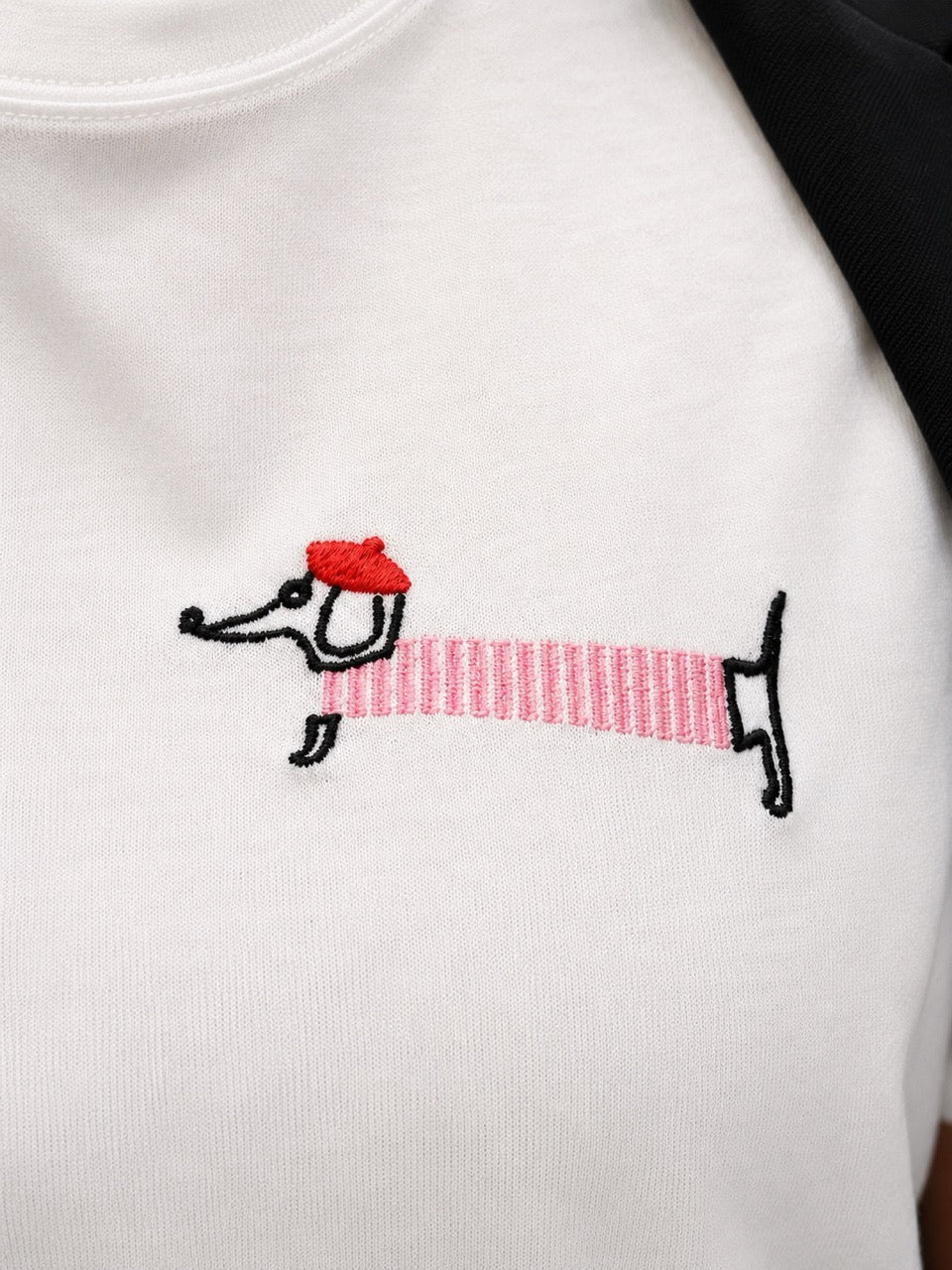 T-shirt bianca con ricamo bassotto