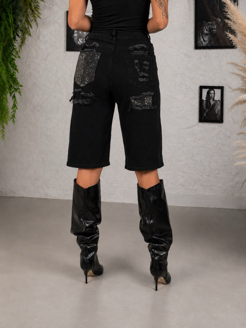 Bermuda jort nero in denim con tasca argentata con strass