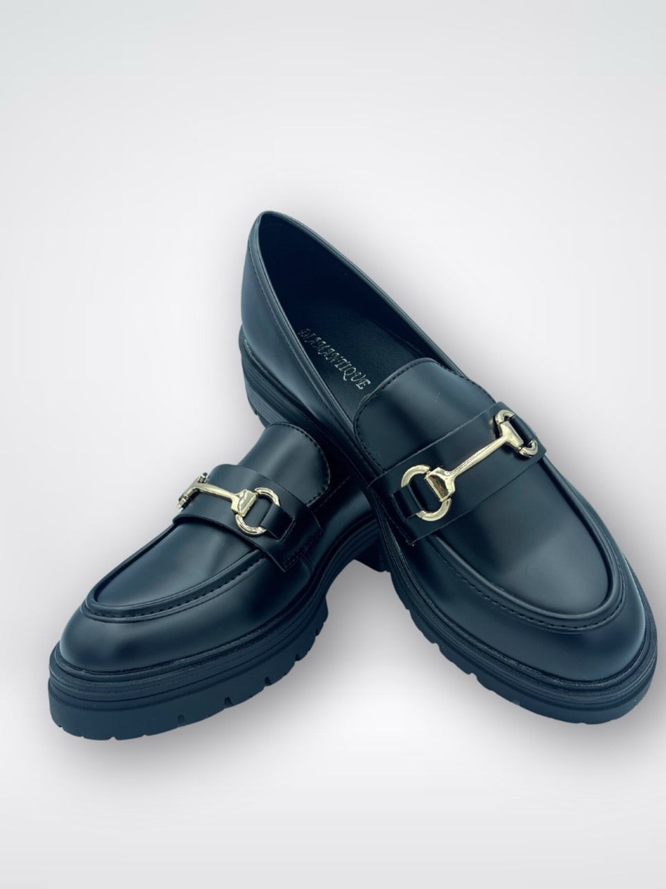 Mocassino nero con morsetto dorato