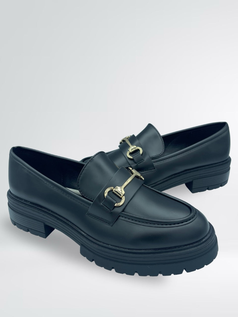 Mocassino nero con morsetto dorato