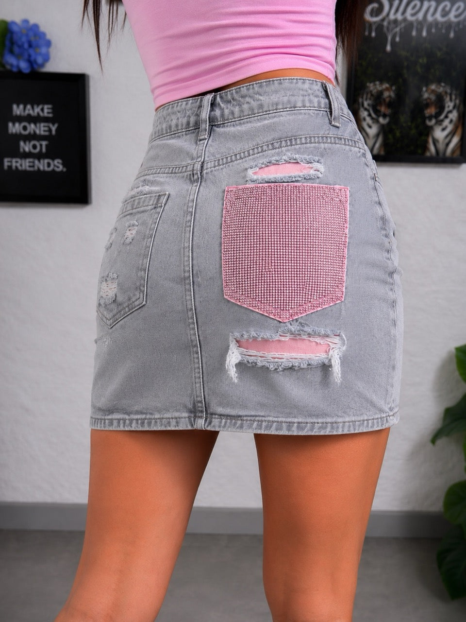 Gonna grigia in denim con tasca rosa brillantinata