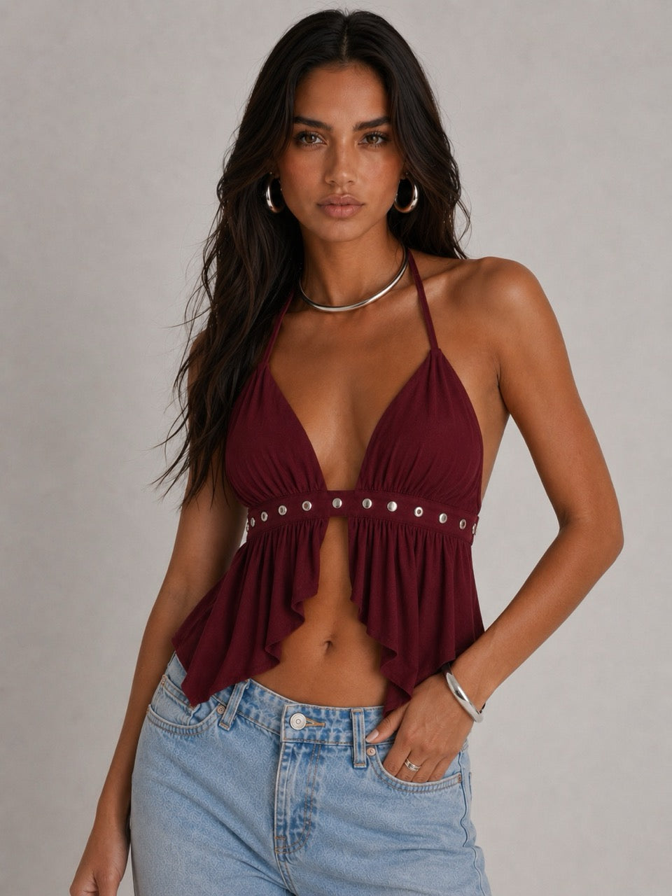 Top allacciato al collo con scollo a V borchie e volant
