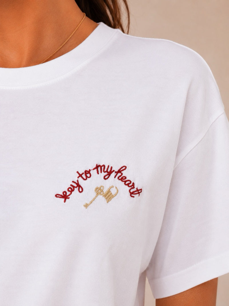 T-shirt bianca leggermente oversize con ricamo key to my heart