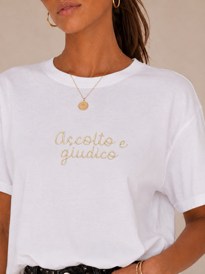 T-shirt bianca oversize con ricamo Ascolto e giudico