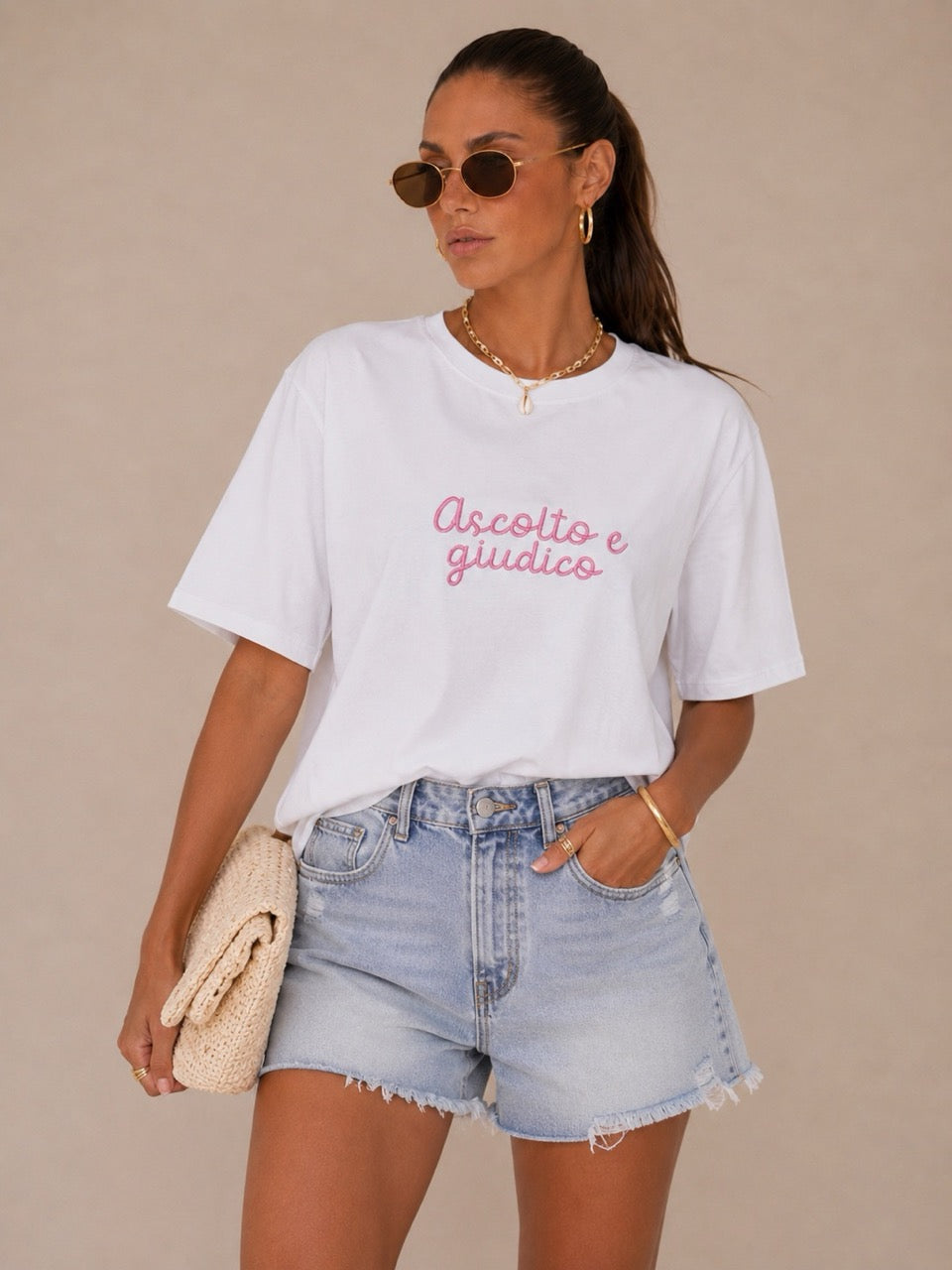 T-shirt bianca oversize con ricamo Ascolto e giudico