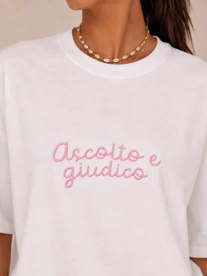T-shirt bianca oversize con ricamo Ascolto e giudico