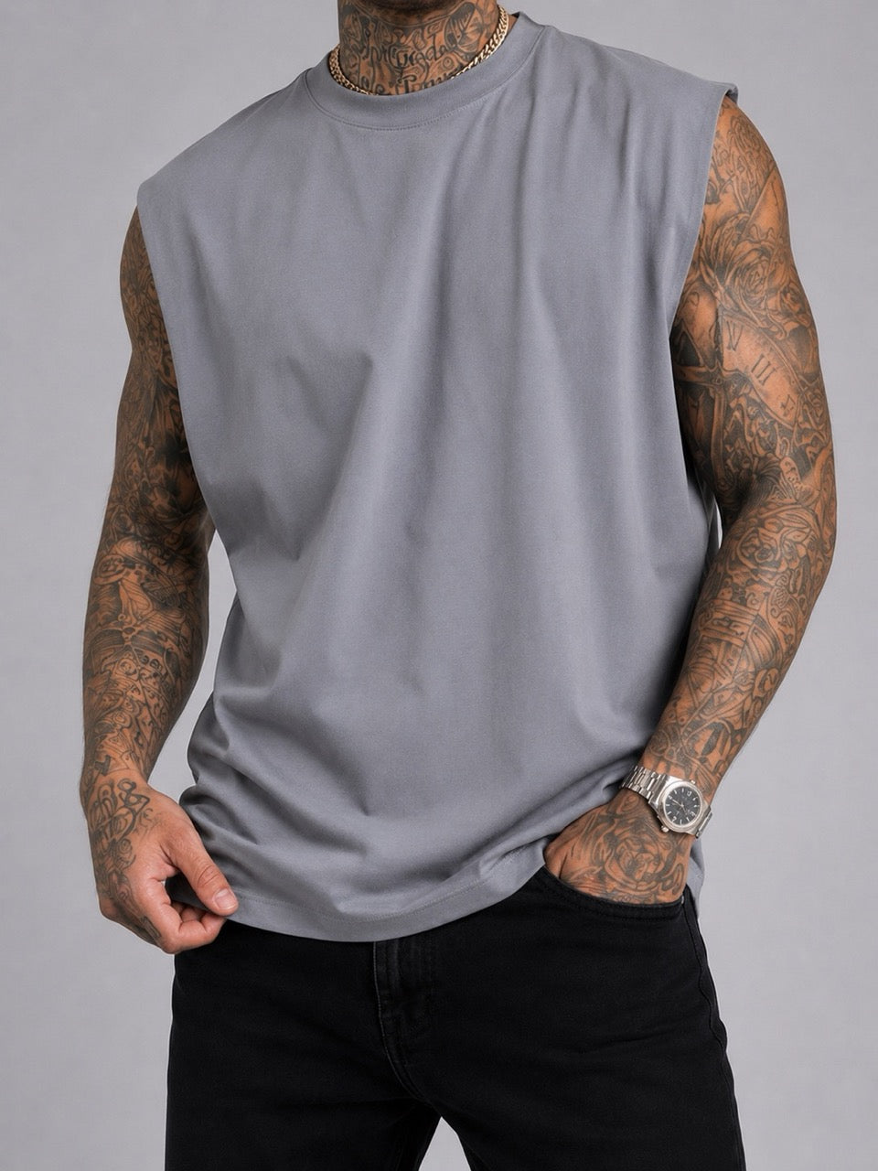 T-shirt smanicata grigia in tinta unita