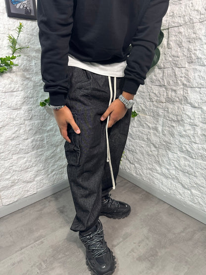 Pantalone cargo grigio scuro in denim con tasconi laterali