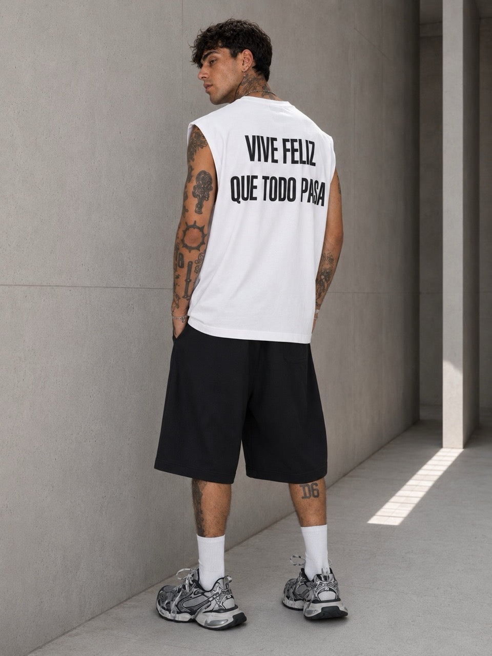 T-shirt smanicata bianca con scritta "VIVE FELIZ QUE TODO PASA"