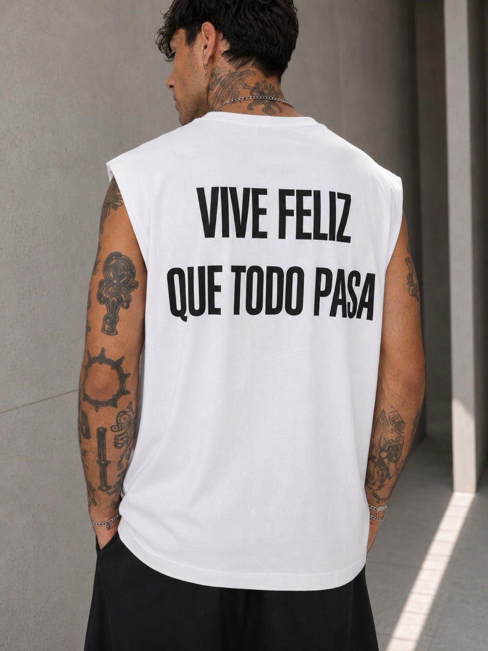 T-shirt smanicata bianca con scritta "VIVE FELIZ QUE TODO PASA"
