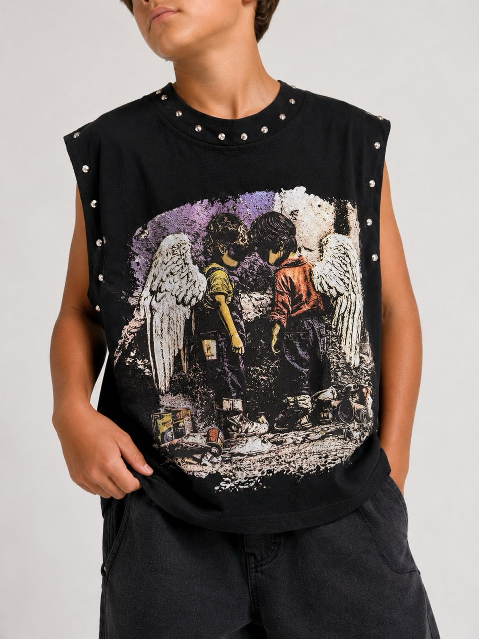 T-shirt smanicata nera con stampa angeli e borchie 10-16 anni