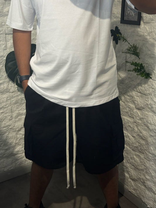 Pantaloncino nero cargo con tasconi laterali