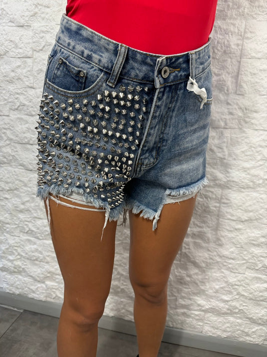Short blu in denim con borchie